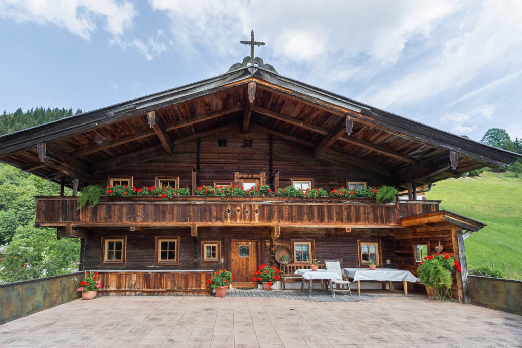Muenchen-sothebysrealty-Bauernhof-mit-Waldanwesen-Jochberg-Front
