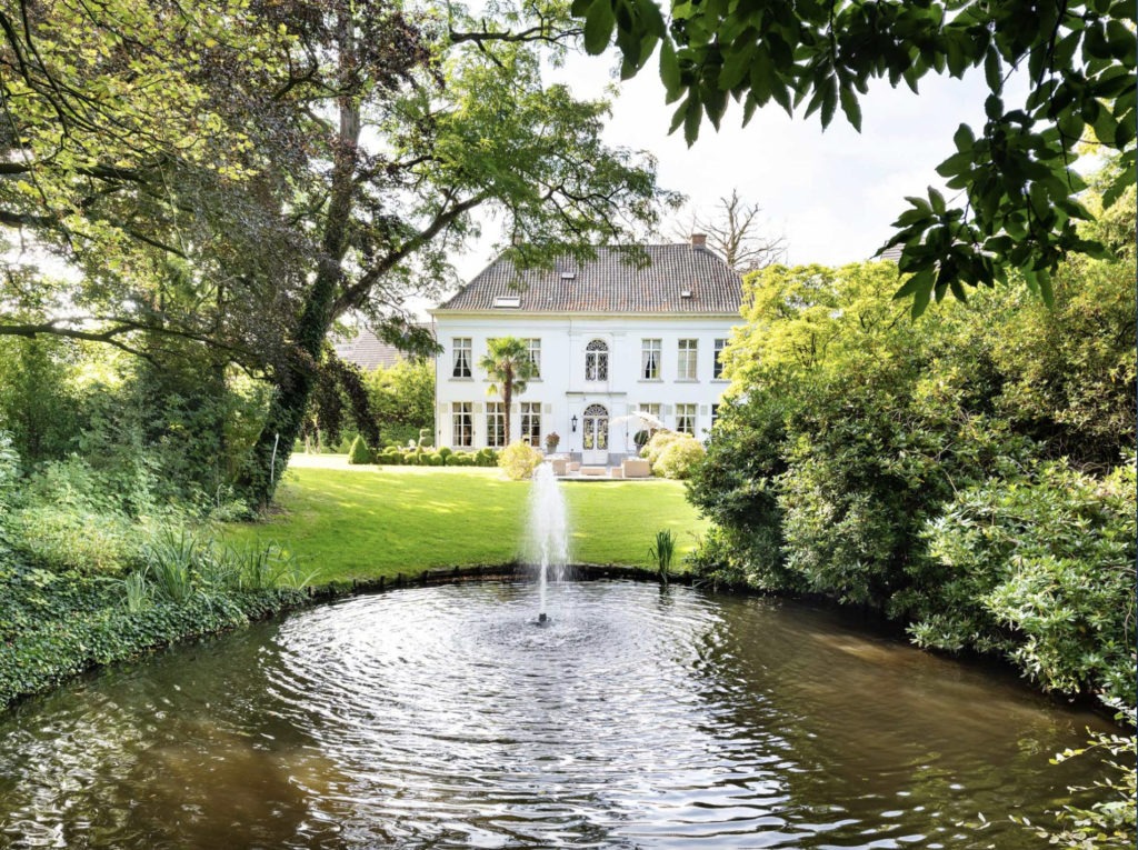 Freistehendes Stadthaus mit Park