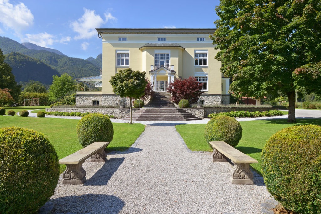 Herrschaftlicher Eingang Denkmalgeschützte Villa am Kochelsee