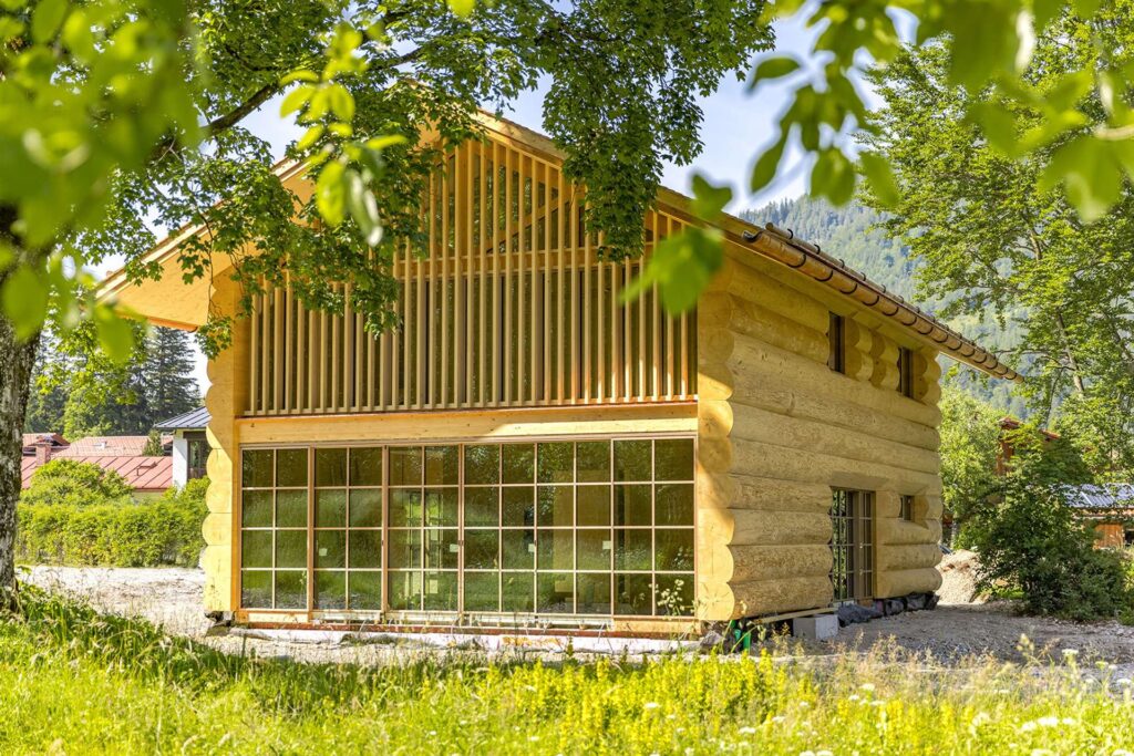 Transparente und geschlossene Holzfassade