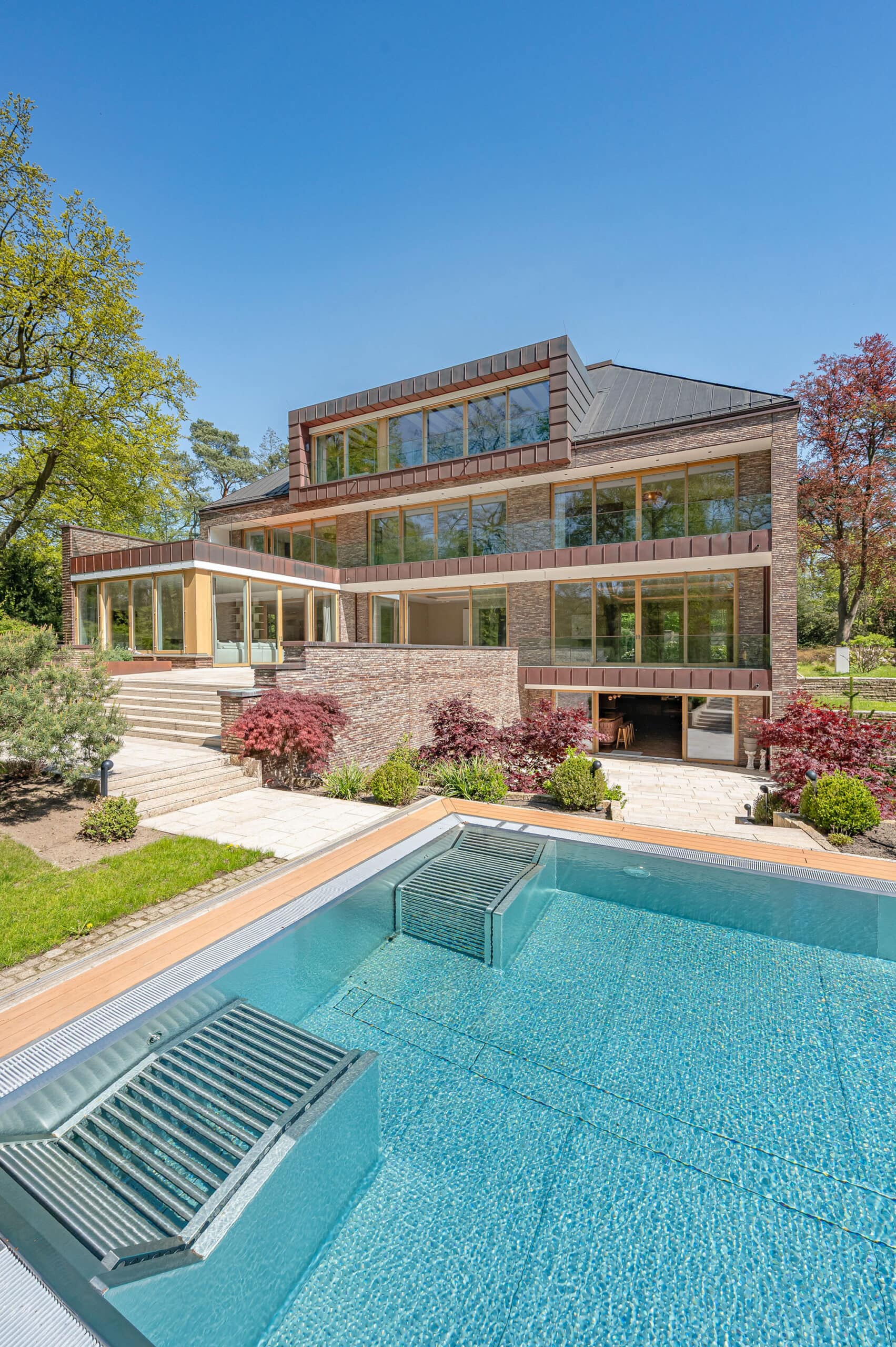 Hamburg_Villa_Pool_Hochformat