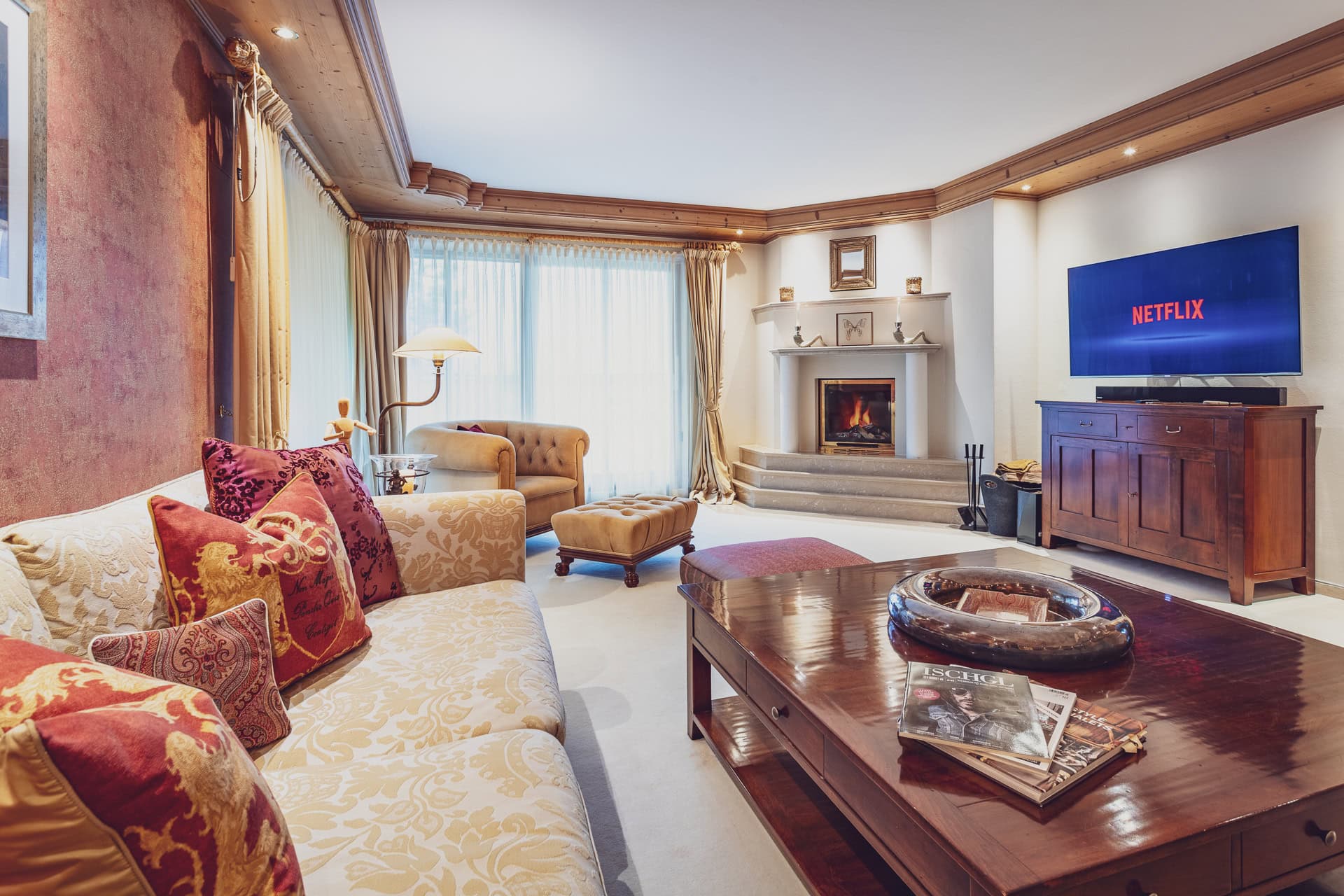 Wohnzimmer mit Kamin