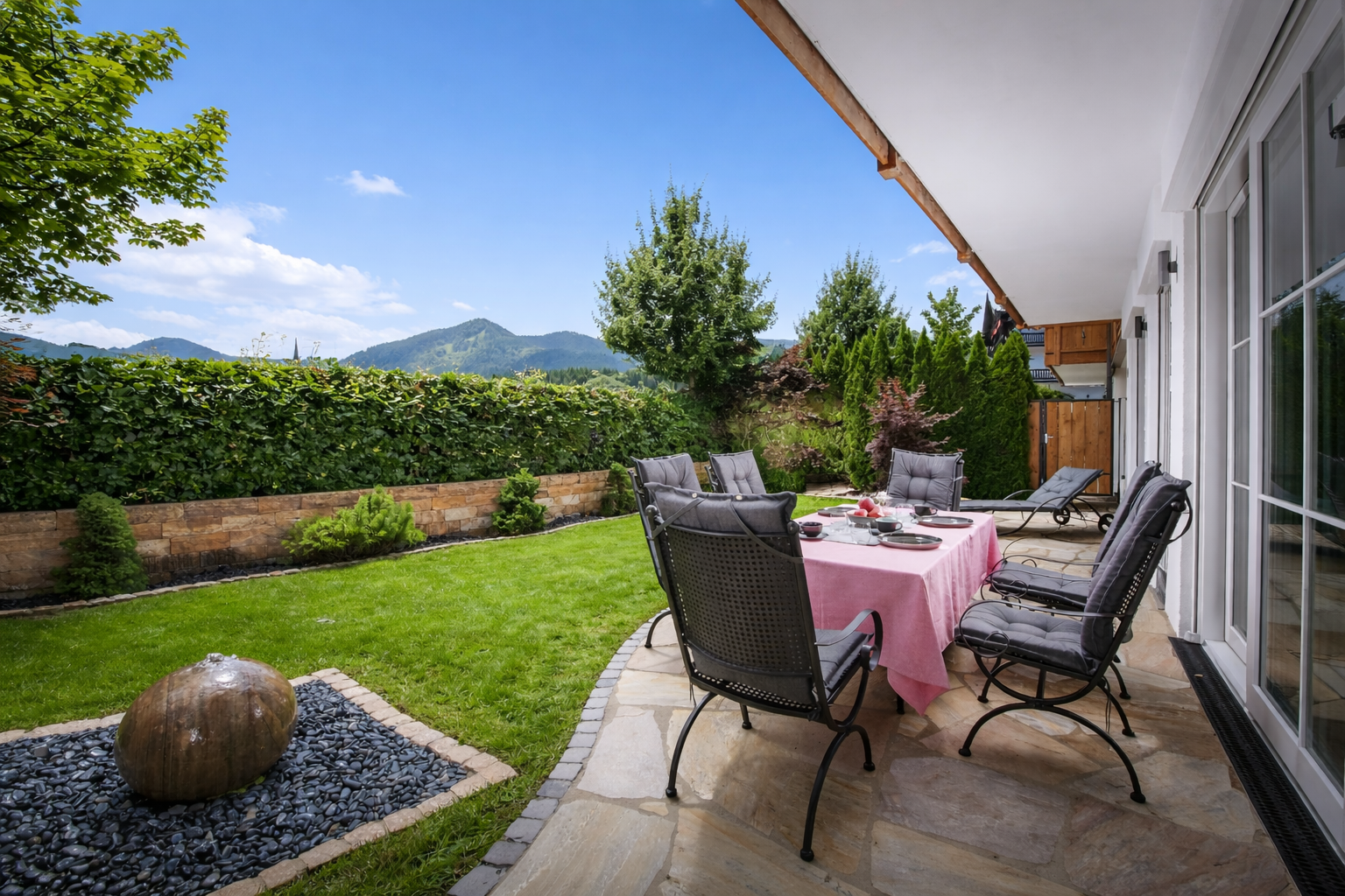 Garten mit Bergblick