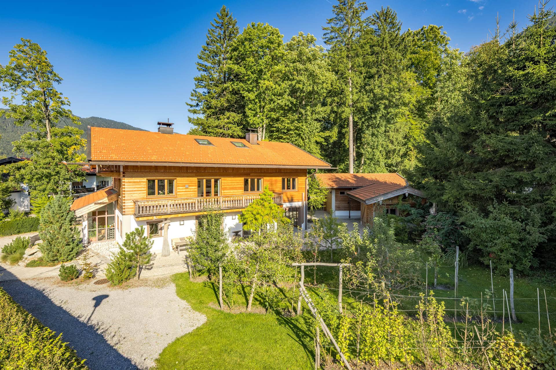 Haus mit Nebengebäuden am Wald