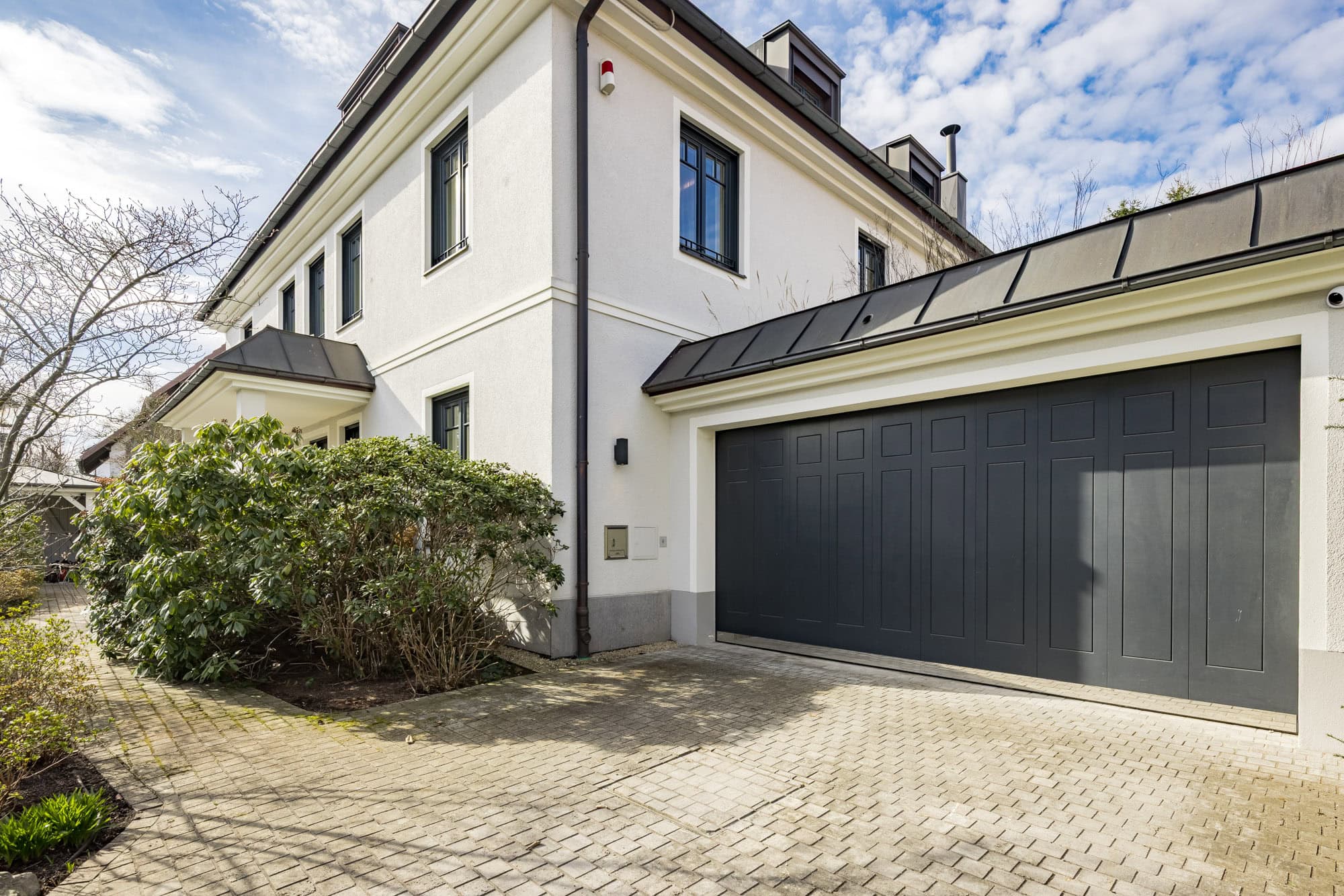 Einfahrt mit Doppelgarage