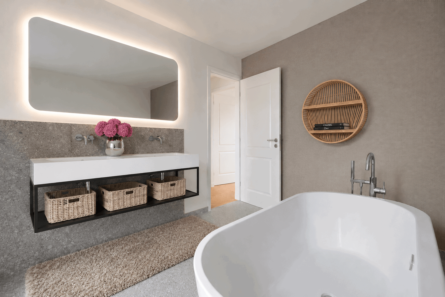 Großes Badezimmer